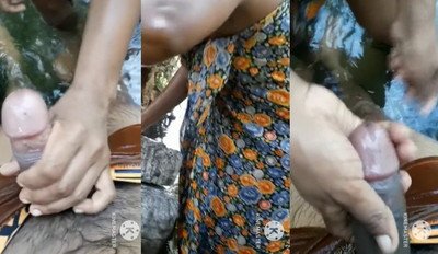 ချောင်းစပ်မှာ ရေချိုးရင်း ထုပေးစုပ်ပေးတဲ့ အန်ဒီ